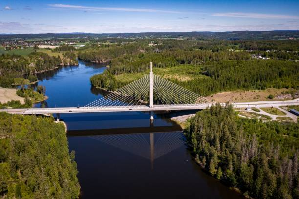 Snedkabelbro sedd från ovan omgiven av skog, vi når kunder i hela regionen