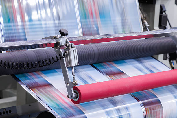Offsetpress i drift med färgat tryckmaterial